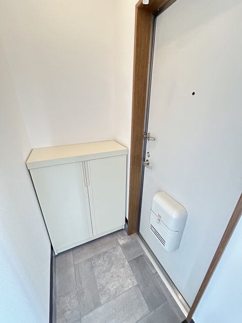 玄関　※写真は他号室です
