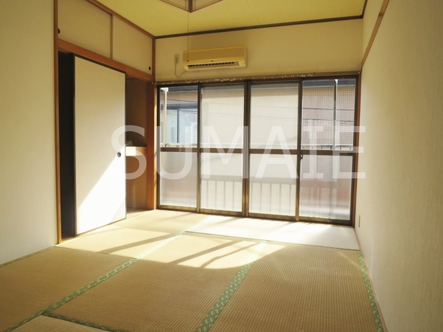 居室・リビング　落ち着いた和室です。