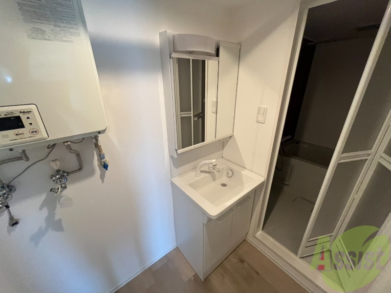 洗面設備　独立洗面台です。大きくてよいですね。シャンプーもできます！