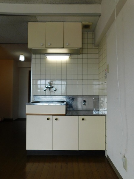 キッチン　※別室同じ間取りの写真。現況を優先します。