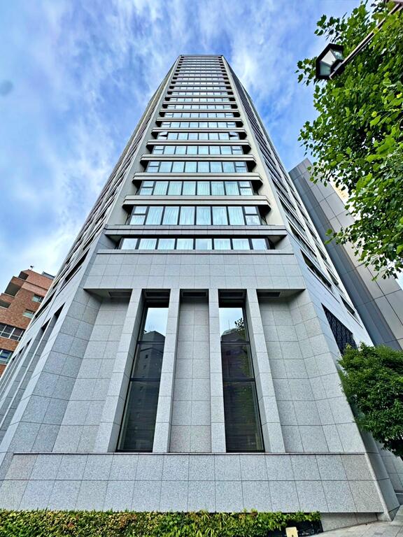 3LDK Mansion in Chiyoda, Tokyo - Image 1