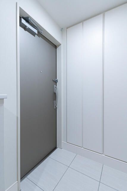 玄関　写真は同タイプ住居です。