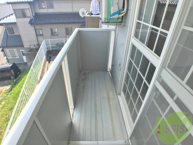 バルコニー　バルコニー。洗濯物がはかどりそうな広さがありますよ。