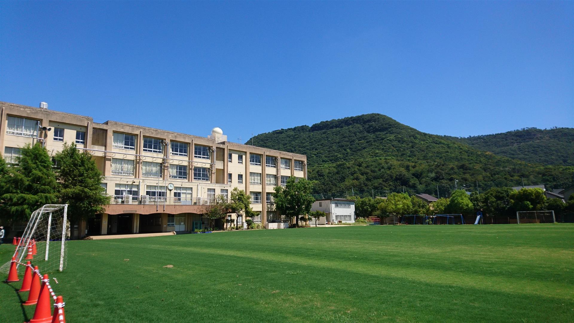 小学校　屋島西小学校（小学校）まで664m