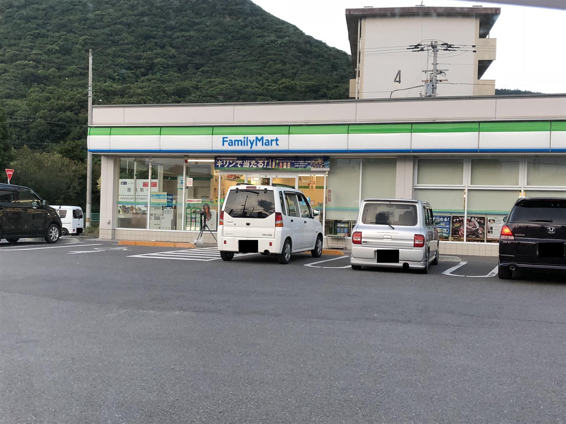 コンビニ　コンビニ（コンビニ）まで470m