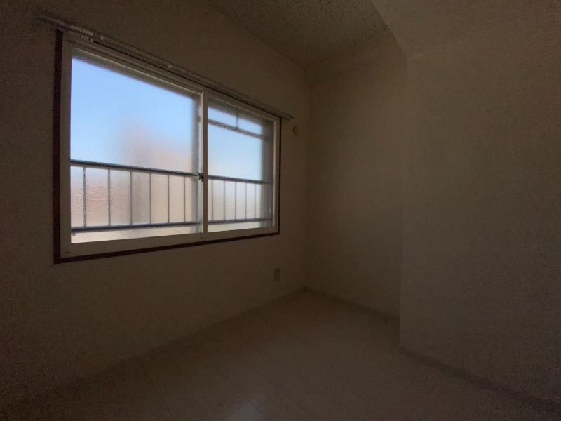 その他部屋・スペース　こちらのお部屋は光が差し込む、温かみのあるお部屋です。
