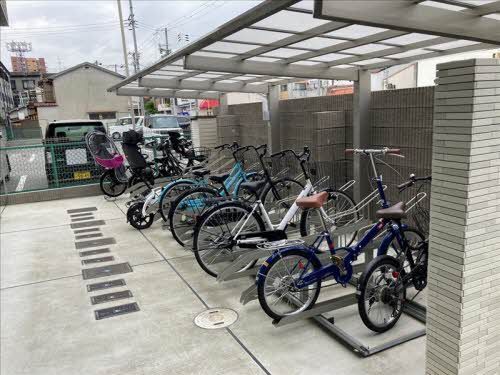建物外観　駐輪場には屋根もある為、雨の日でも大切な自転車が守られます。