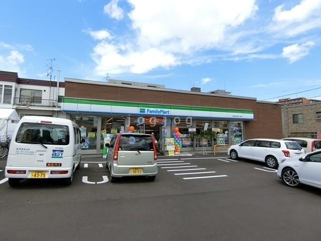 コンビニ　ファミリーマート札幌白石本通3丁目店（コンビニ）まで636m