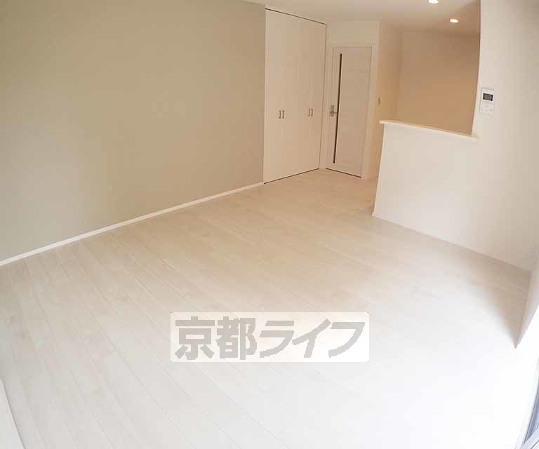 居室・リビング　白を基調にとても綺麗なお部屋です。