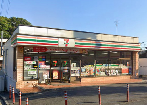 コンビニ　セブンイレブン（コンビニ）まで318m