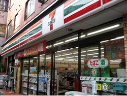 コンビニ　セブンイレブン牛込北町店（コンビニ）まで350m