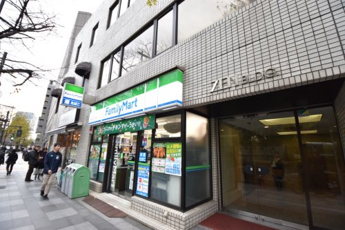 コンビニ　ファミリーマート 九段南二丁目店（コンビニ）まで140m