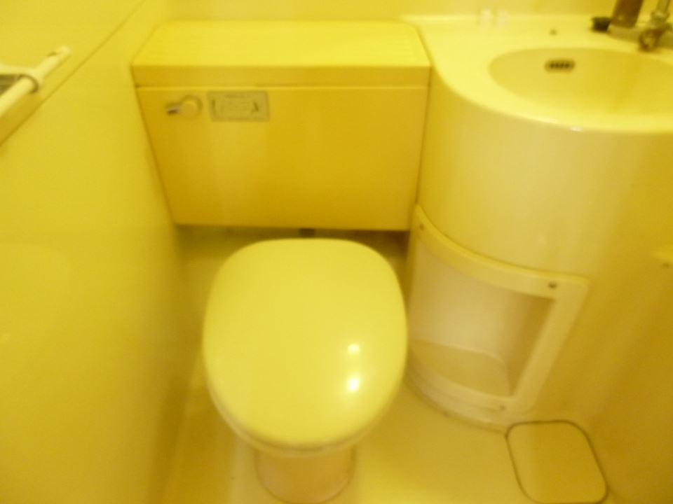 トイレ　玄関ドアポストあります