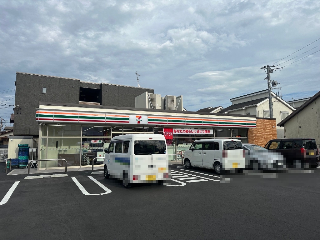 コンビニ　セブンイレブン（コンビニ）まで261m