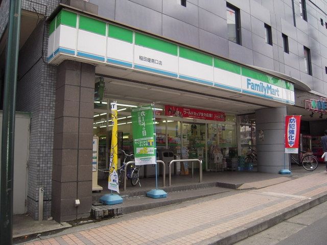 コンビニ　ファミリーマート（コンビニ）まで8m