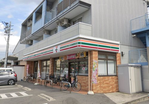 コンビニ　セブンイレブン南吹田3丁目店（コンビニ）まで338m