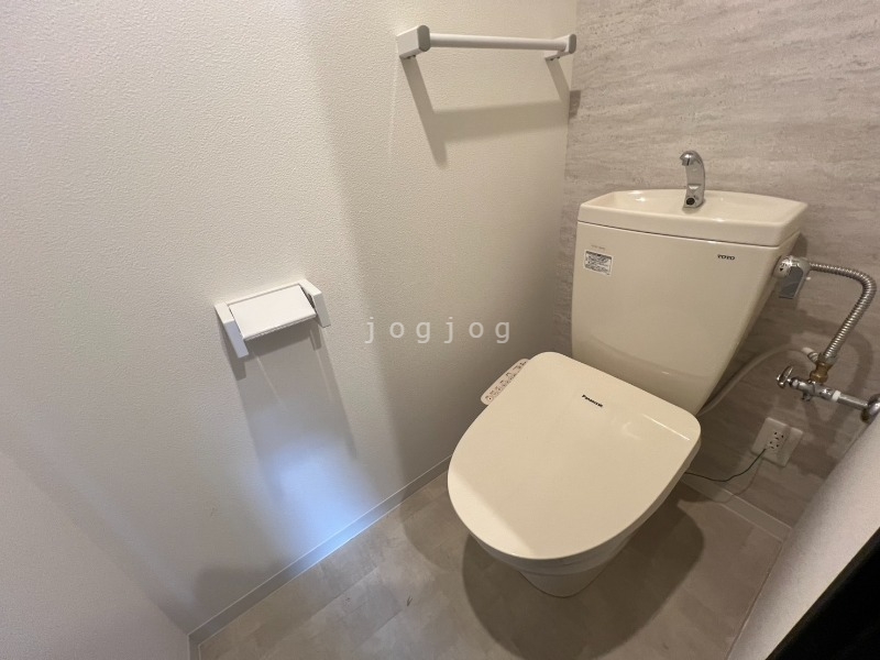 トイレ　嬉しい温水洗浄便座付きのトイレです。