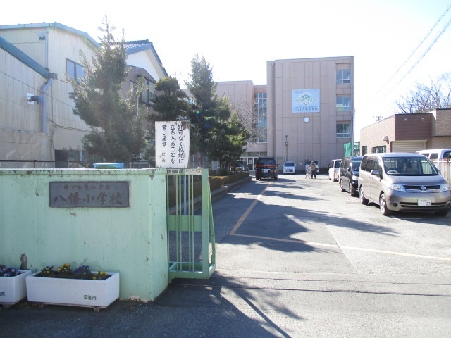 小学校　草加市立八幡小学校（小学校）まで604m