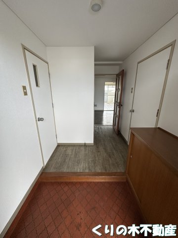 玄関　同タイプのお部屋です（現況を優先します）