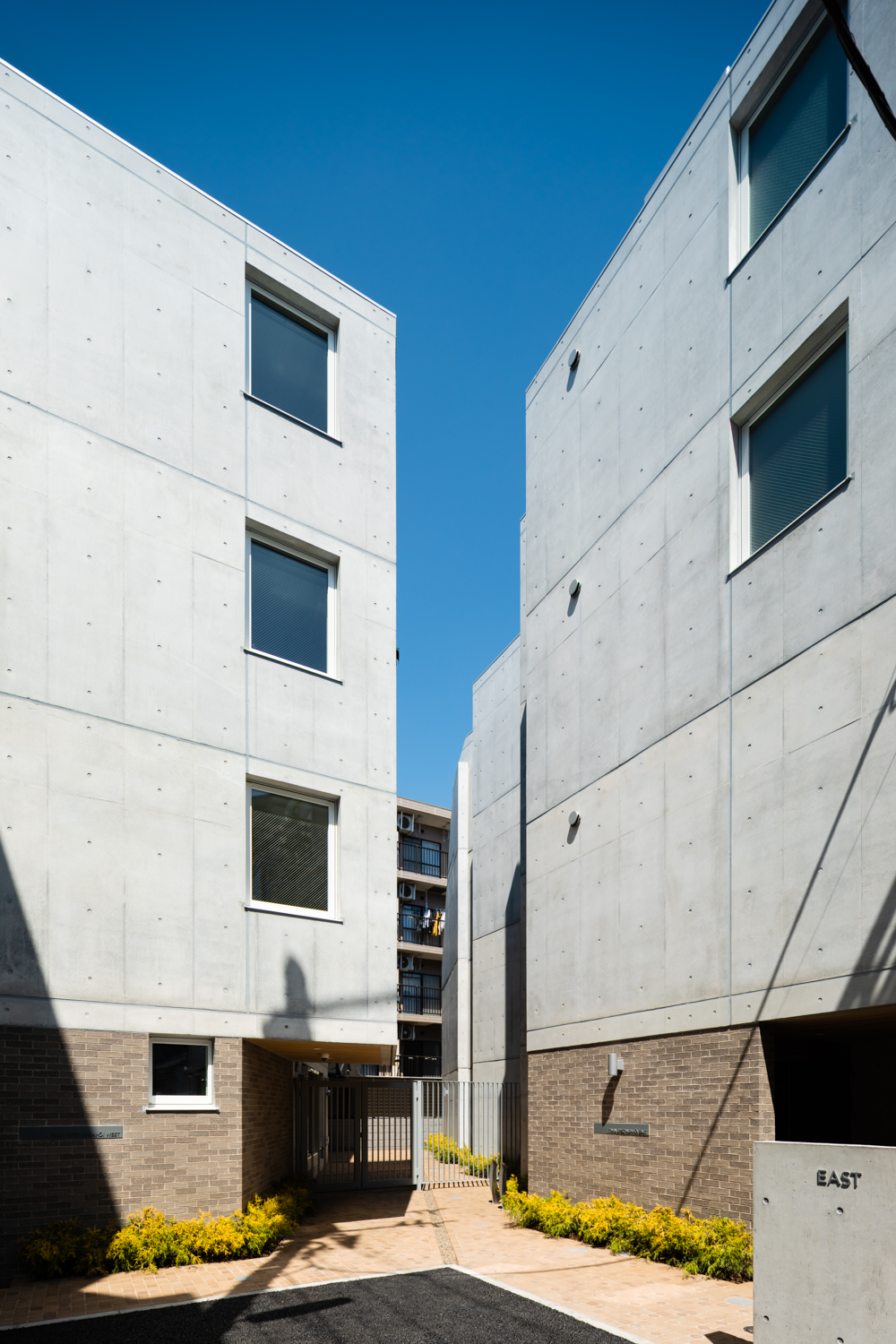 建物外観　RC打ち放しの落ち着いた外観