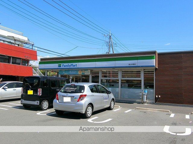 コンビニ　ファミリーマート（コンビニ）まで270m