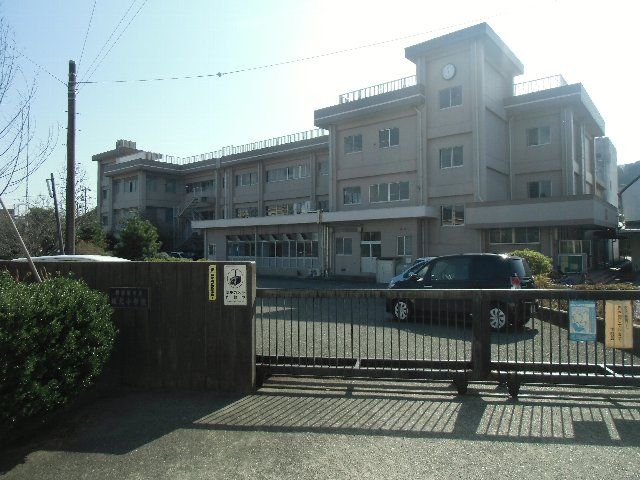 小学校　横須賀市立城北小学校（小学校）まで190m