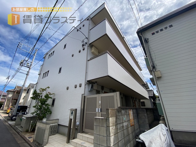 建物外観　マンションの様なアパート。
