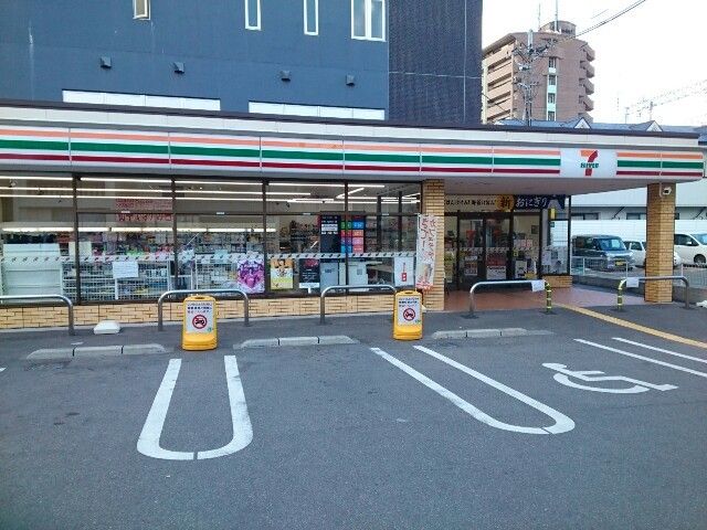 コンビニ　セブンイレブン様（コンビニ）まで350m