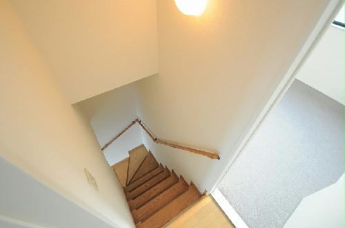 エントランス　お部屋の中に階段があり２階にあがります