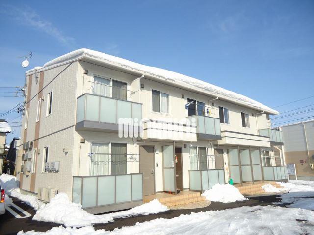 建物外観　ベランダは南向き、北側に駐車場があります。