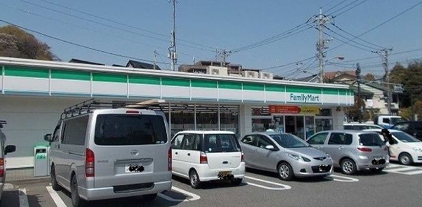 コンビニ　ファミリーマート（コンビニ）まで726m