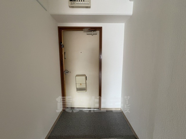 地下鉄御堂筋線 新大阪駅 徒歩7分 11階建 築43年の玄関写真