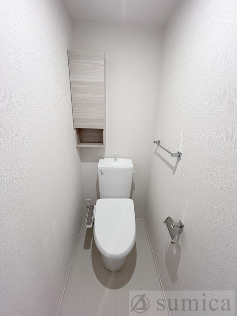 トイレ　人気アイテムの温水洗浄便座。清潔感のあるトイレです。