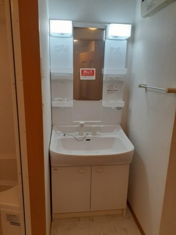 洗面設備　明るい洗面所です