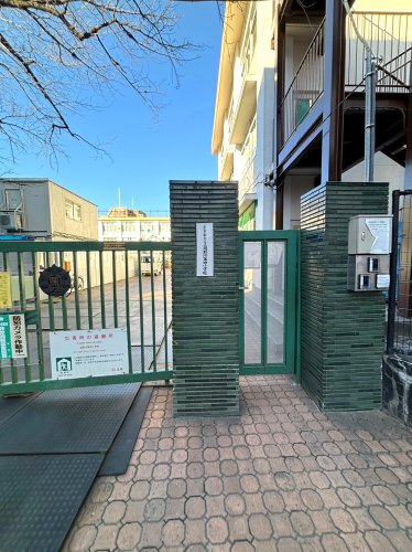 小学校　北区立滝野川第四小学校（小学校）まで333m