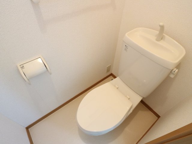 ＪＲ関西本線 大和小泉駅 徒歩12分 2階建 築23年のトイレ写真