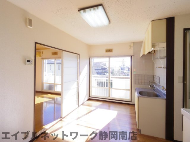 その他　ゆったり過ごせる居間です