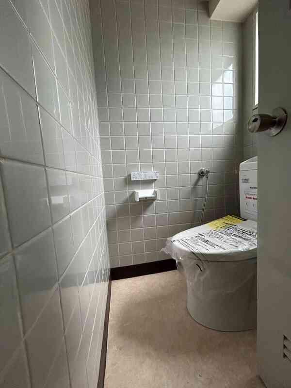 トイレ　落ち着いた色調のトイレです