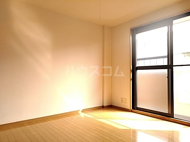 メゾン庄名の居間写真