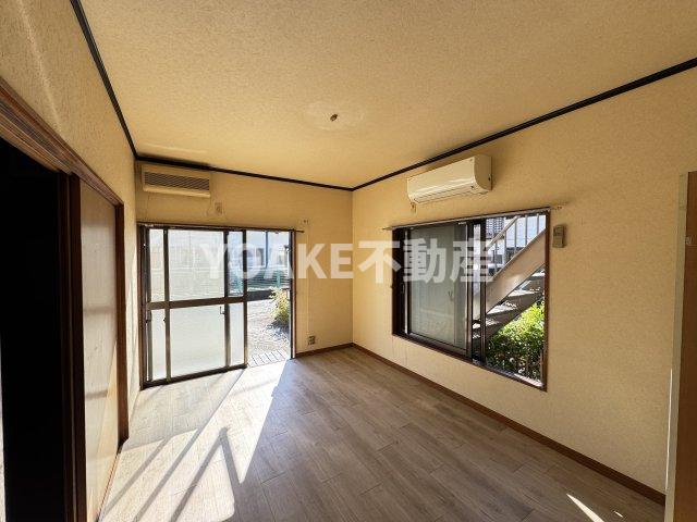 居室・リビング　1階のお部屋の写真となります。現況優先。