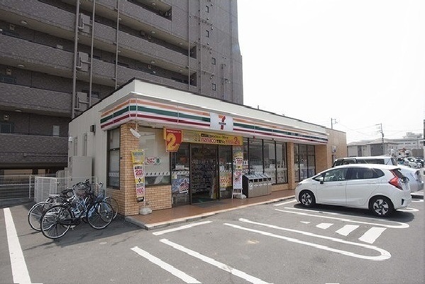 コンビニ　セブンイレブン（コンビニ）まで110m