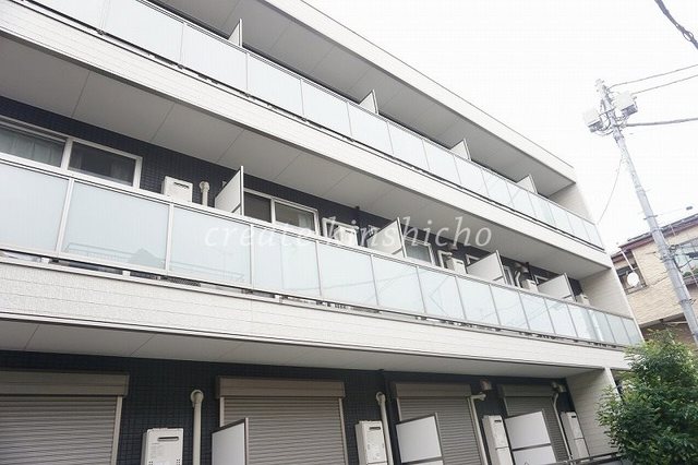 建物外観　３階建ての賃貸マンション