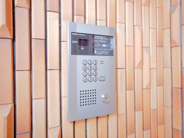 エントランス　人気のオートロック付きマンションです♪