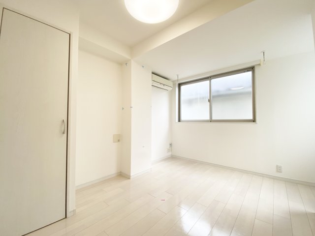 居室・リビング　６.４帖の洋室です☆