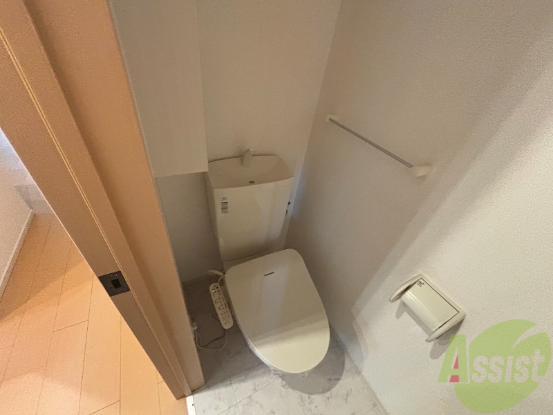 トイレ　トイレはウォシュレット付きで、横には棚がございます。