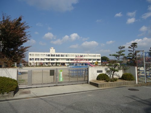 小学校　香芝市立 三和小学校（小学校）まで719m