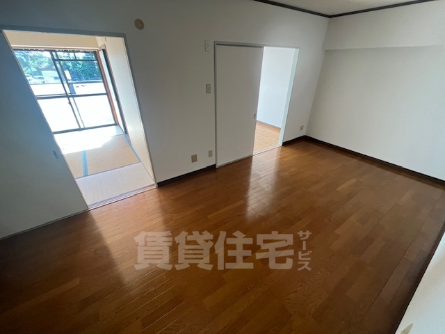 ＪＲ片町線 長尾駅 バス乗車時間：11分 最寄りバス停で下車 徒歩10分 5階建 築33年の居間写真