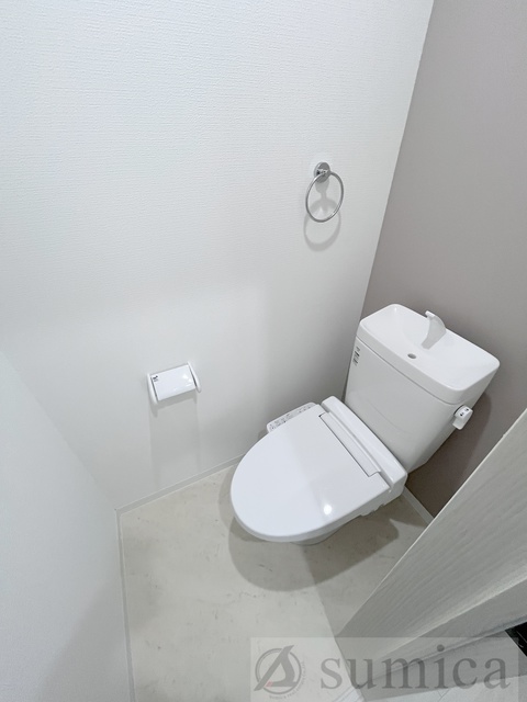 トイレ　人気アイテムの温水洗浄便座。清潔感のあるトイレです。