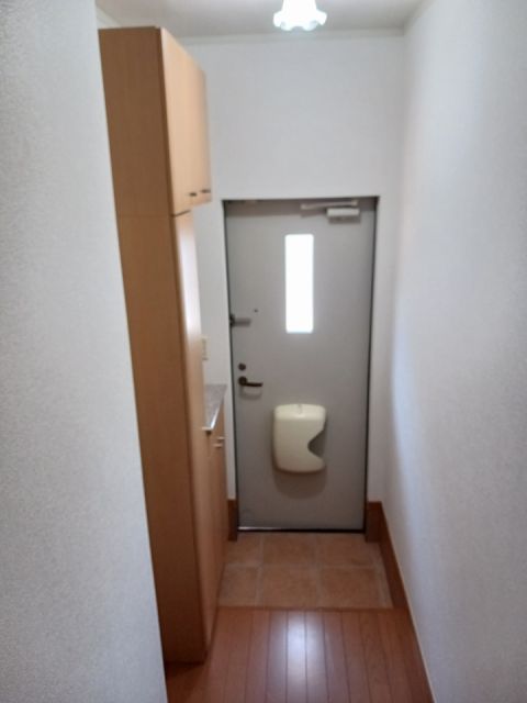 ＪＲ高崎線 熊谷駅 バス乗車時間：25分 最寄りバス停で下車 徒歩13分 2階建 築20年の玄関写真