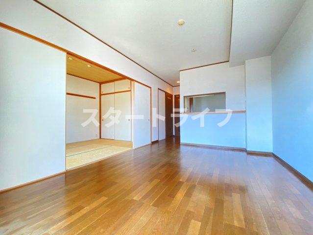 阪急神戸線 神崎川駅 徒歩8分 8階建 築28年の居間写真